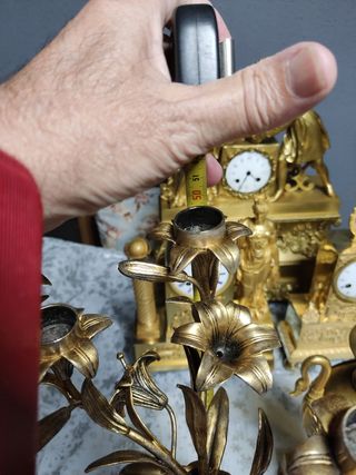 Candelabros antiguos dorados y blancos