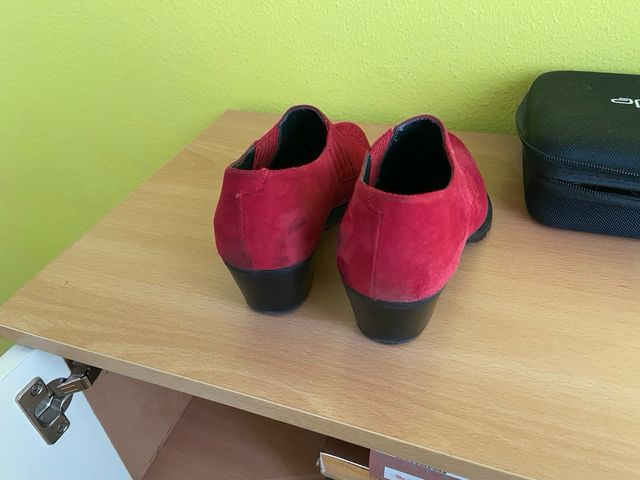 Zapatos de ante rojos Son un 36 pero como un 37