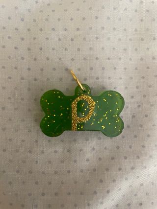 Colgante con nombre para mascota con resina