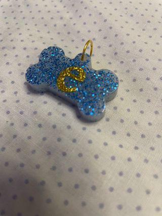 Colgante con nombre para mascota con resina