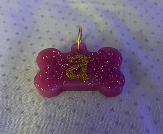 Colgante con nombre para mascota con resina