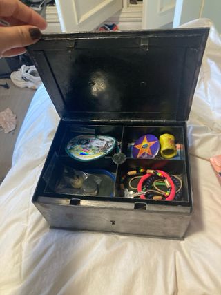 Caja de metal vintage con compartimentos