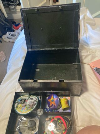 Caja de metal vintage con compartimentos