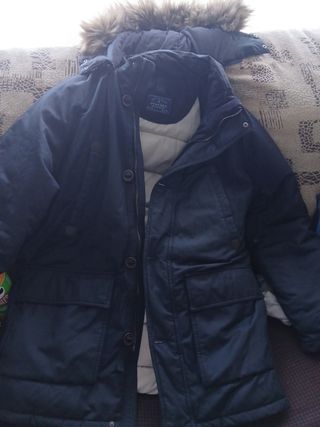 Cazadora azul con capucha y pelo