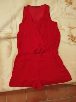 Mono rojo corto y
Vestido blanco,Bershka, talla 36