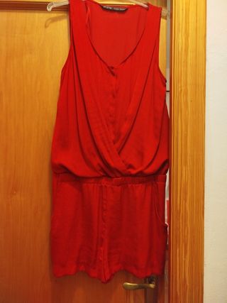 Mono rojo corto y
Vestido blanco,Bershka, talla 36