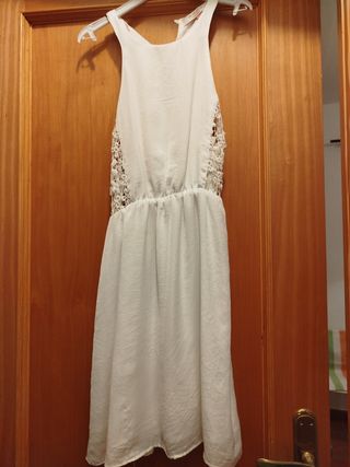 Mono rojo corto y
Vestido blanco,Bershka, talla 36