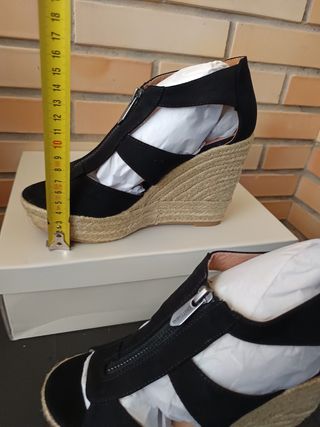 Sandalias de cuña negras para mujer