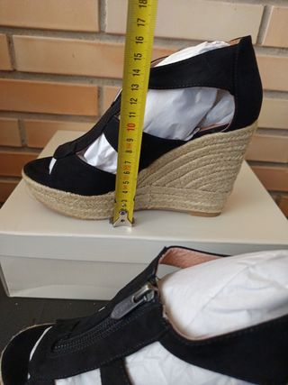 Sandalias de cuña negras para mujer