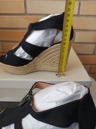 Sandalias de cuña negras para mujer