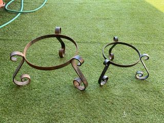 Pies de forja para tiestos (2 unidades). 19 € cada