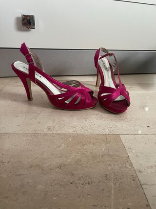 Zapatos de tacón rosa de raso
