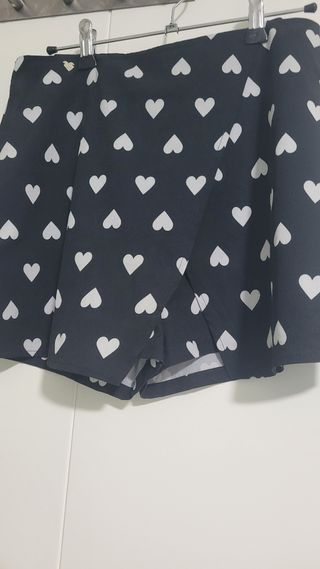 Pantalón falda corto con corazones