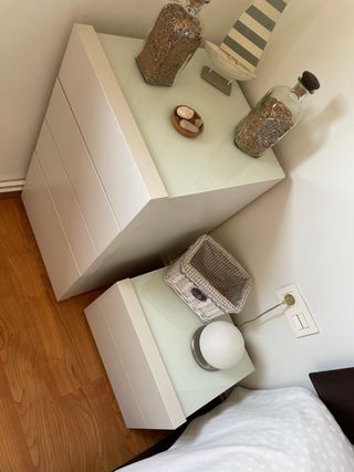 Mesitas y cómoda de Banak blanco