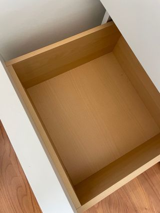 Mesitas y cómoda de Banak blanco