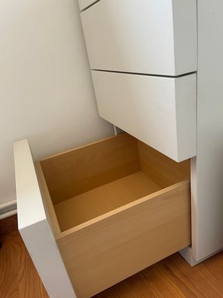 Mesitas y cómoda de Banak blanco