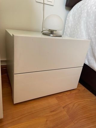 Mesitas y cómoda de Banak blanco