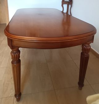 Mesa de comedor de madera