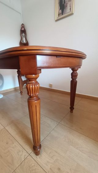Mesa de comedor de madera