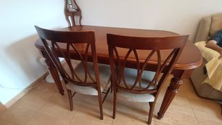Mesa de comedor de madera