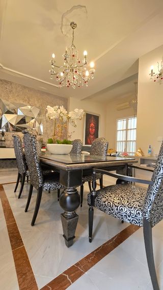 Conjunto mesa y sillas alto diseño de Renato Costa