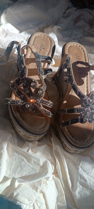 Sandalias de cuña con pedrería plateada