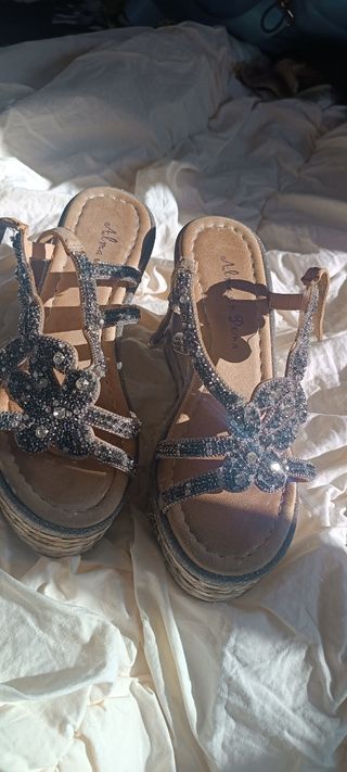 Sandalias de cuña con pedrería plateada