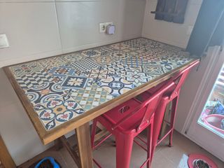 Mesa de comedor acacia con diseño de azulejos