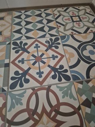 Mesa de comedor acacia con diseño de azulejos