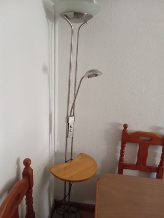 Lámpara de pie con mesa auxiliar