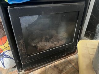 Chimenea de gas negra con detalles transparentes