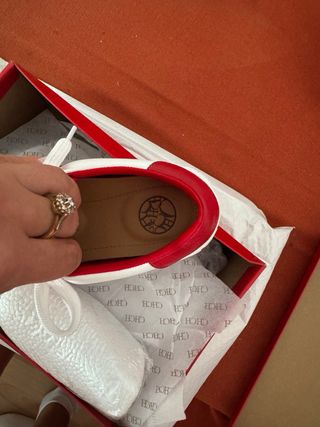Zapatillas Blancas y Rojas Nuevas
