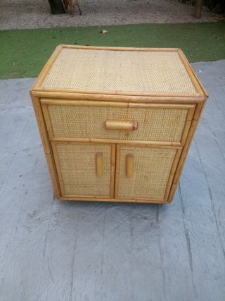 Mueble de mimbre con cajón y puertas
