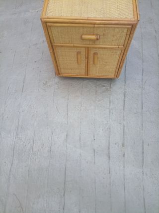 Mueble de mimbre con cajón y puertas