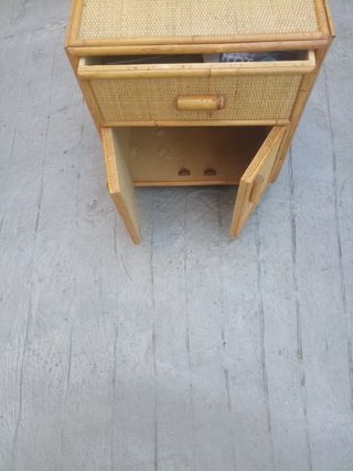 Mueble de mimbre con cajón y puertas