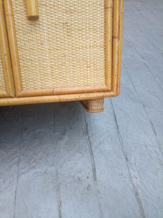Mueble de mimbre con cajón y puertas