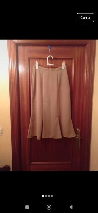 Falda midi beige con "vuelo" abajo