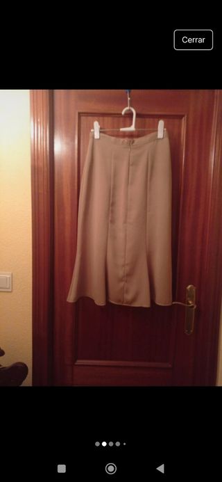 Falda midi beige con "vuelo" abajo