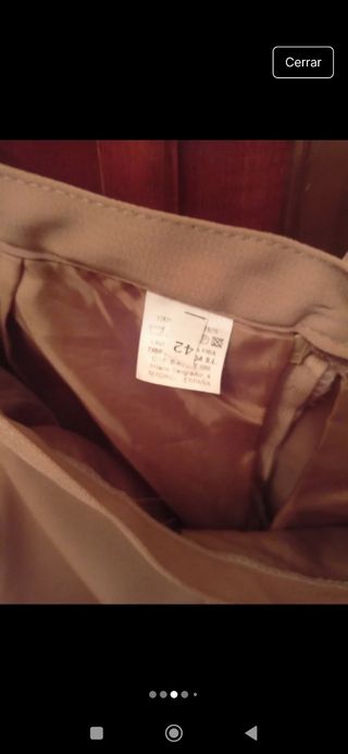 Falda midi beige con "vuelo" abajo