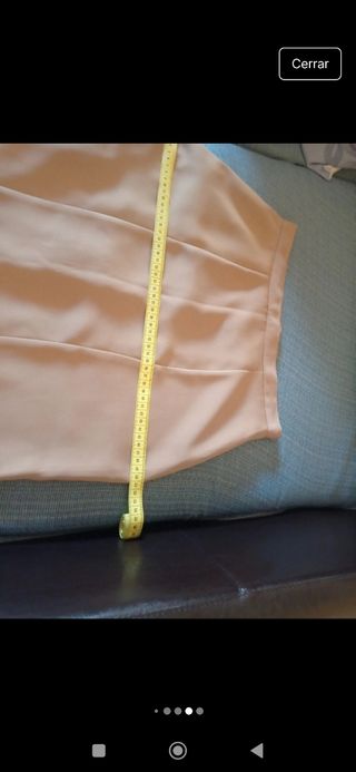 Falda midi beige con "vuelo" abajo