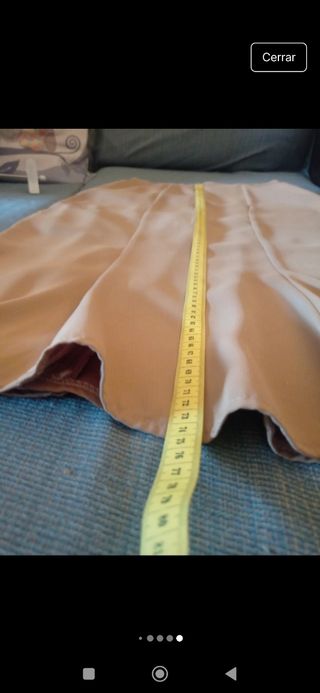 Falda midi beige con "vuelo" abajo