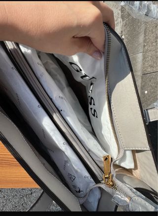 Bolso Guess Gris y Blanco