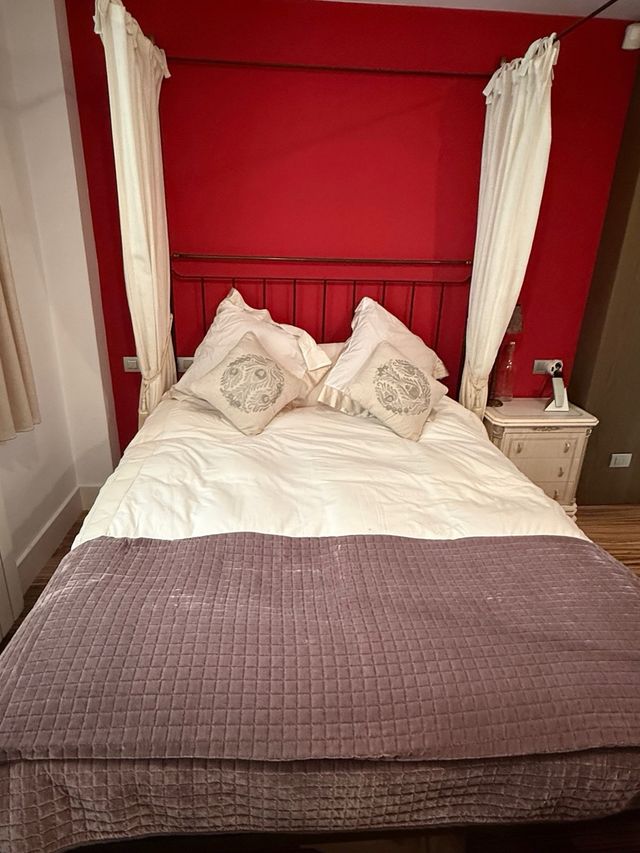 Estructura de cama y mesita