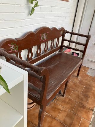 Banco de madera marrón con flores rosas