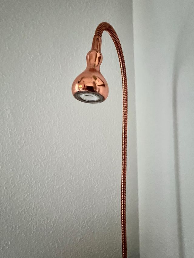 Lámpara de mesa flexible color bronce