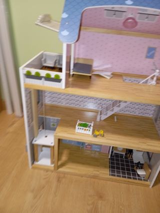 Casa de muñecas de madera