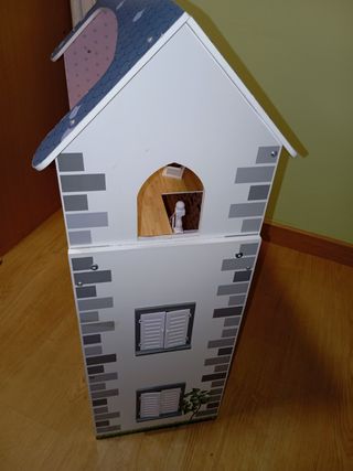 Casa de muñecas de madera