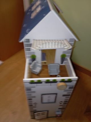 Casa de muñecas de madera