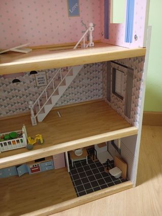 Casa de muñecas de madera