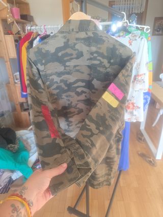 Cazadora militar Zara verde y multicolor
